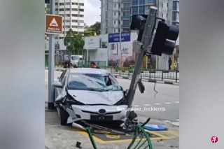 裕廊湖花园附近园景路发生一起车祸，一辆汽车发生车祸后失控冲破马路中央的铁栅栏，横越反方向马路，撞歪对面的红绿灯。https://zb.sg/wK2f