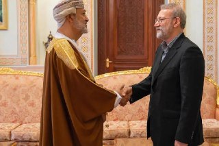 伊朗最高领袖顾问访问阿曼伊朗最高国家安全委员会秘书、最高领袖顾问拉里贾尼访问阿曼。阿曼通讯社星期二（2月10日）报道，阿曼苏丹海赛姆当天在首都马斯喀特会见到访的拉里贾尼，双方讨论了伊朗与美国谈判的最新进展。报道说，双方强调应恢复对话、重返谈判桌，以弥合立场分歧并通过和平方式解决问题，这些努力对促进和维护地区乃至全球和平与安全至关重要。拉里贾尼当天还接受了阿曼电视台独家采访，他表示伊朗始终准备在务实的前提下参与对话。拉里贾尼说，伊方在对美谈判中的立场是积极的，下一阶段谈判可能为实现局势的战略性降级，或至少政治