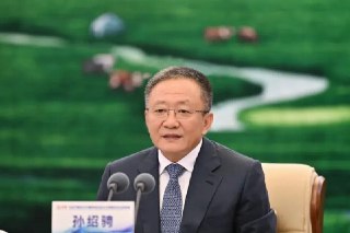 孙绍骋被罢免人大代表资职务已落马的中共内蒙古自治区党委原书记孙绍骋人大代表资格终止。内蒙古自治区人民代表大会常务委员星期二（2月10日）在内蒙古人大网站发布公告，呼和浩特市人大常委会决定罢免孙绍骋的自治区第十四届人民代表大会代表职务。依照《中华人民共和国全国人民代表大会和地方各级人民代表大会代表法》的有关规定，孙绍骋的代表资格终止。中国官方上月29日通报，十四届全国人大社会建设委员会副主任委员孙绍骋涉嫌严重违纪违法，目前正接受中央纪委国家监委纪律审查和监察调查。孙绍骋去年9月卸任内蒙古“一把手”。公开信息显