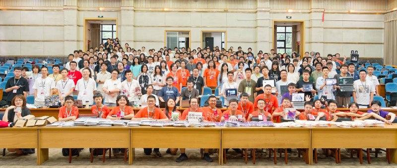 合影来喽（图一：全体合照；图二：贡献者、志愿者及讲者合照；图三：签名墙）原图见下（摄影师：James，直播组成员）合影来喽（图一：全体合照；图二：贡献者、志愿者及讲者合照；图三：签名墙）原图见下（摄影师：James，直播组成员）