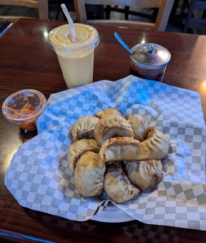 時隔兩年又來到了 Little Tibet，這次吃上了節目裡的藏餐，門前就挂著達賴喇叭尊者像，比拉薩還正宗，簡單幾個 Momo，好味😋時隔兩年又來到了 Little Tibet，這次吃上了節目裡的藏餐，門前就挂著達賴喇叭尊者像，比拉薩還正宗，簡單幾個 Momo，好味😋