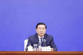 中共四川省成都市委副书记王凤朝被查中共中央纪委国家监委网站星期三（11月26日）发布消息，四川省成都市委副书记、市长王凤朝涉嫌严重违纪违法，目前正接受中央纪委国家监委纪律审查和监察调查。公开资料显示，今年60岁的王凤朝是四川中江人，1986年1月加入中国共产党，1986年7月参加工作，电子科技大学管理学院企业管理专业毕业，研究生学历，管理学博士学位。王凤朝早年长期在中国大型国有企业长虹电子集团任职，并于2001年成为长虹电器股份公司副董事长、执行总裁。2005年，王凤朝走入政坛，出任四川省内江市副市长；20