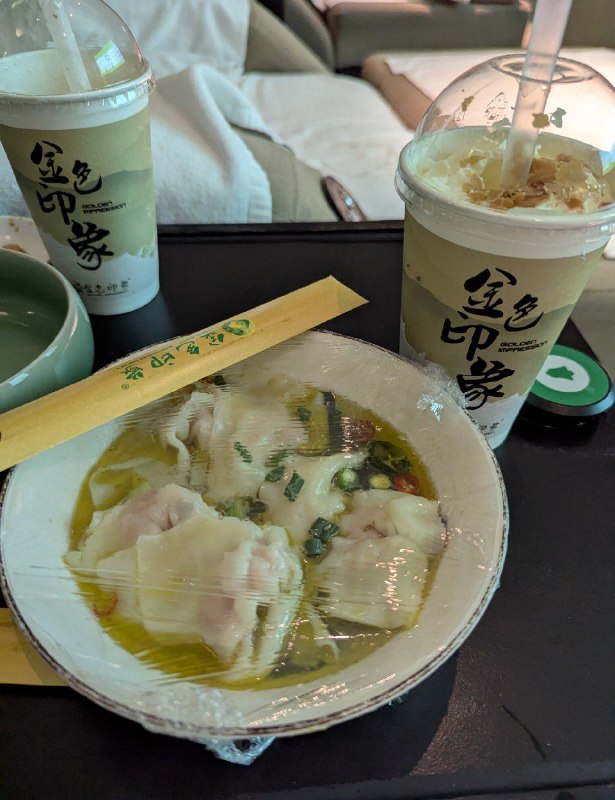來點渝式服務，現在很多四五線城市都有連鎖手搖店品牌了，重慶仍舊只有那家不算大眾的酸奶店