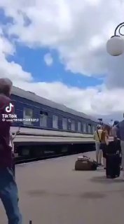 גבר אוקראיני מצלם כטב"מ של גראן מופל ופוגע ברכבת אוקראינית. כשאנשים בורחים כשהם נוטשים את התיקים שלהם על הק…