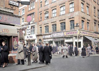 1956年，伦敦索霍区弗里斯街和老康普顿街拐角处的商店。