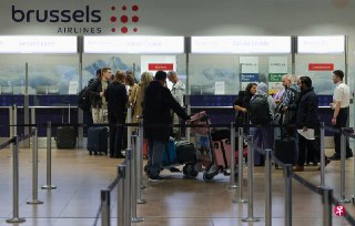 比利时首都布鲁塞尔主要机场预计将在星期三（11月5日）恢复正常运行。此前，机场因发现无人机出没而暂时关闭，导致约80个航班受影响。https://zb.sg/Dg34