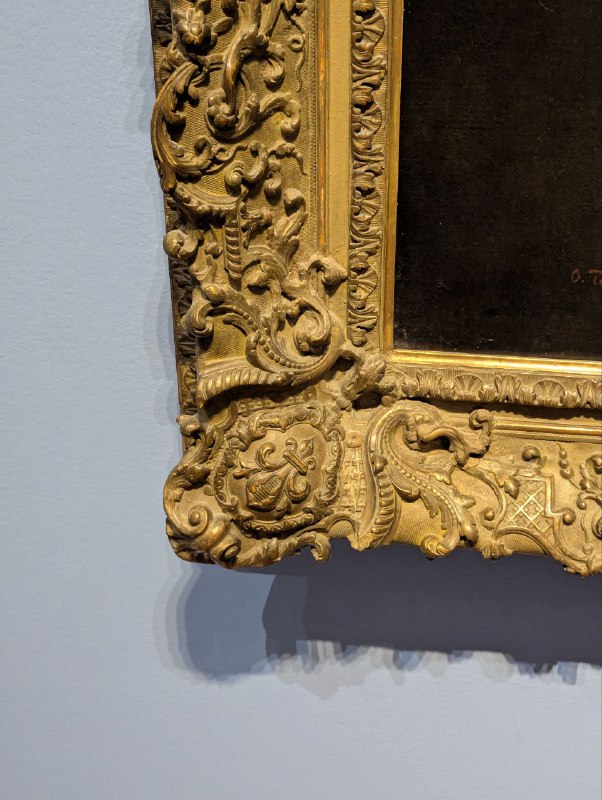 滿地坑美術館之見聞：• 這個 logo 真的不是 Gmail 嗎？？• 連畫框都有魁國版；• 25歲及以下一律免費，也太良心ㄌ！滿地坑美術館之見聞：• 這個 logo 真的不是 Gmail 嗎？？• 連畫框都有魁國版；• 25歲及以下一律免費，也太良心ㄌ！