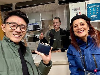 前往法国探望儿子，停车后不慎遗失钱包，好在当地女子和警员热心帮助下失而复得，马炎庆发文表示感谢。https://zb.sg/d7C9