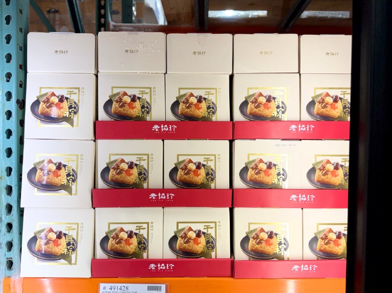 【Costco端午必買】每年熱銷款回歸！老協珍干貝粽 📌 Costco獨家販售🎉 一盒6入 $589，平均一顆不到$99（🔥有整顆干貝，這CP值超高！）端午限定年年搶手，每年賣到缺貨的老協珍干貝粽再度開賣！整顆北海道干貝、秘製五花肉、栗子、鹹蛋黃通通包進去，每一口都吃得到真材實料！自己吃滿足、送禮也超有面子，錯過真的要再等一年！🌊 整顆北海道干貝：鮮甜飽滿，海味超有感🥩秘製五花肉：肥瘦剛好、滷香濃郁不膩口🍄‍🟫 內餡超澎湃：整顆栗子、香菇、鹹蛋黃料多實在🍚 糯米Q彈入味：吸滿海陸精華，越嚼越香⏱️  免解凍超方便：電鍋加熱30–50分鐘即可享用，零廚藝也OK#Costco好市多 #端午節必買 #老協珍 #好市多好物推薦 #干貝粽 #北海道干貝 #好市多獨家【Costco端午必買】每年熱銷款回歸！老協珍干貝粽 📌 Costco獨家販售🎉 一盒6入 $589，平均一顆不到$99（🔥有整顆干貝，這CP值超高！）端午限定年年搶手，每年賣到缺貨的老協珍干貝粽再度開賣！整顆北海道干貝、秘製五花肉、栗子、鹹蛋黃通通包進去，每一口都吃得到真材實料！自己吃滿足、送禮也超有面子，錯過真的要再等一年！🌊 整顆北海道干貝：鮮甜飽滿，海味超有感🥩秘製五花肉：肥瘦剛好、滷香濃郁不膩口🍄‍🟫 內餡超澎湃：整顆栗子、香菇、鹹蛋黃料多實在🍚 糯米Q彈入味：吸滿海陸精華，越嚼越香⏱️  免解凍超方便：電鍋加熱30–50分鐘即可享用，零廚藝也OK#Costco好市多 #端午節必買 #老協珍 #好市多好物推薦 #干貝粽 #北海道干貝 #好市多獨家