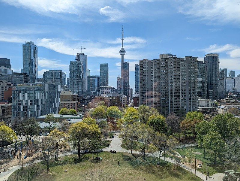 加冕日簡單進行一個 AGO 羊毛的薅：圖一遠看時我説風格真 Picasso，結果走近一看墻上名字，這就他真跡……圖二是一位印度藝術家的作品，我覺得有趣的點在於那兩個面具，瞬間讓我想到 FF14 薩維奈的人趣諸神和獸道諸神，不愧原型是印度