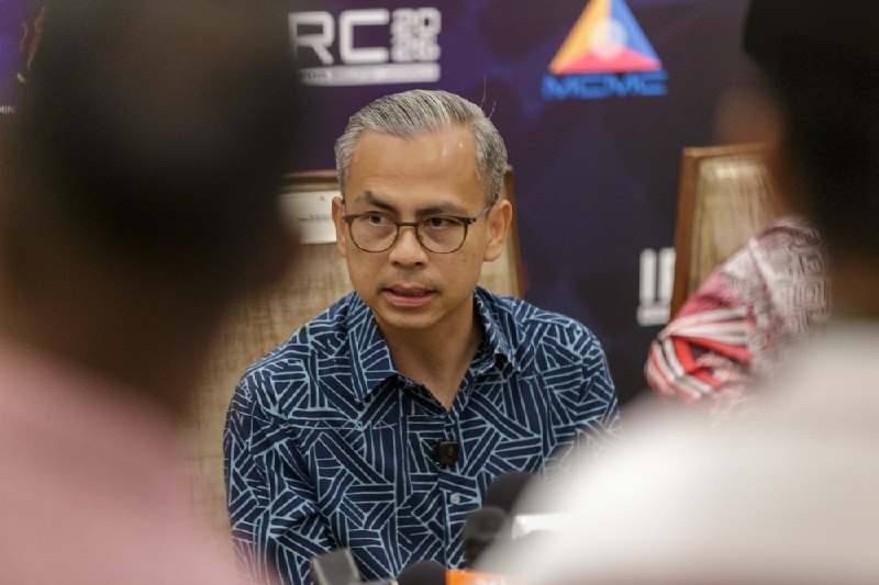 东南亚华人大事件：电讯公司须今日解释大量电话线注册事件 马来西亚通信部长法米表示 电讯配图
