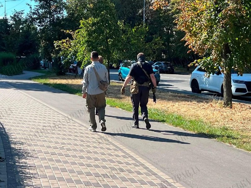 🇺🇦️ - המלחמה בין ה-SBU למנהלת המודיעין האוקראינית נמשכת זה היום השני בקייב, בנוגע לגורלו של סטפן קפלונוב…