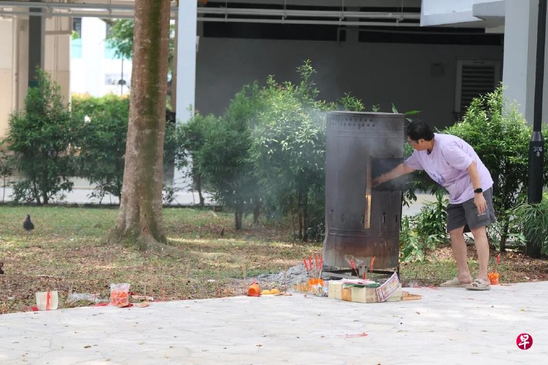 目前正值农历七月，是民间俗称“鬼门开”的时候，许多公众这时会供奉祭品和焚烧冥纸。国家环境局通过脸书发文，吁请公众祭拜时维持公共区域整洁，同时提醒遗留香烛和祭品可视为乱扔垃圾的行为。