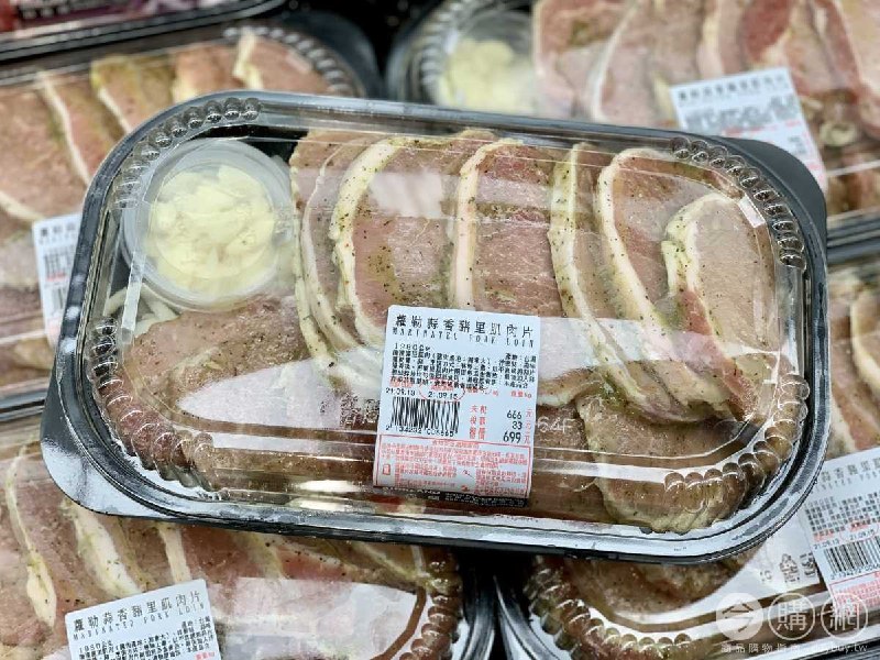 今日Costco目擊蘿勒蒜香調味豬里肌肉片開賣，看起來滿好吃的分量也不少，有折價60元!!新商品情報連結 