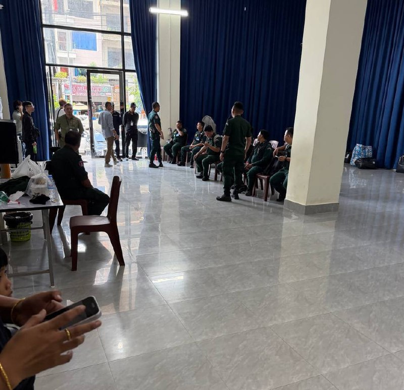 西港大事件：西港这栋大楼今天被宪兵队照顾了 据说里面很多都是搞线上博彩的 不知道配图