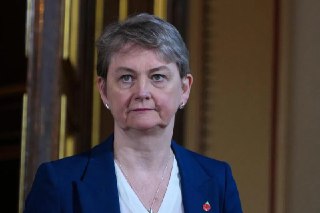 英国将分阶段禁运俄液化天然气 限制俄能源出口英国外交大臣库珀宣布，英国计划自2026年起分阶段禁止本国企业为俄罗斯液化天然气出口提供航运和保险等服务，以进一步限制俄能源出口。根据英国媒体报道，库珀星期二（11月11日）在启程前往加拿大出席七国集团外长会议前表示，此举旨在切断俄罗斯通过能源出口获取资金的渠道，推动其结束俄乌冲突。最新禁令阻止英国企业为俄罗斯液化天然气向第三国出口提供运输、保险及相关服务，将于2026年起与欧洲伙伴同步分阶段实施。这是英国继上月对俄罗斯两大石油公司——俄罗斯石油公司和卢克石油公司