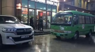 西港大事件：西港美豪酒店今日突袭结束 警方现场抓了11个人 还查获了一批网络设备配图