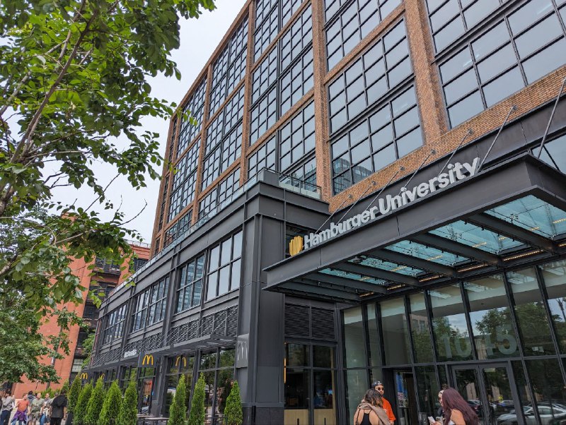 #增肥篇芝狗隨便進的門口老墨的店，好像不正宗，因為維基第一段就寫正宗芝狗一定沒 Ketchup......麥當勞總部店，特設有全球菜單，但門市本身並沒有想像中大，全球菜單也只有幾款商品而已，點了泰國的 Samurai McSpicy 和芬蘭薯條