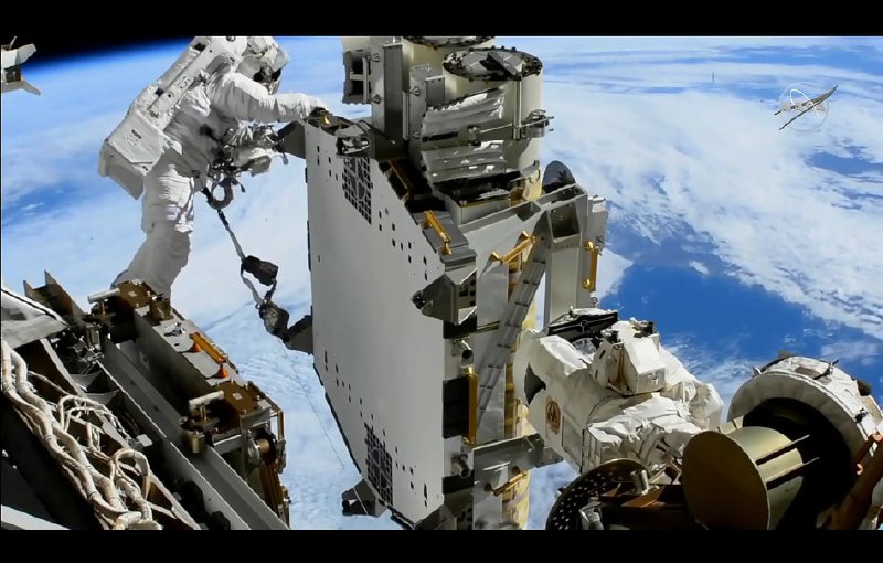 两个NASA直播源 + 一个太空站高清摄像头前两个是NASA直播频道，第三个是空间站外部摄像头（自测第三个没连接成功）