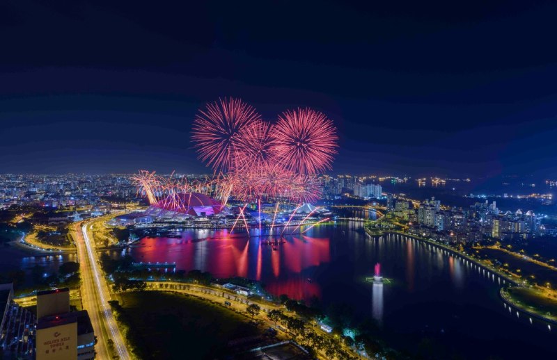 🇸🇬 🎆 No NDP tickets? Here's our guide to the best (free) National Day fireworks viewing spots around Kallang so you can plan your evening family picnic: