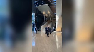 【突发】刚刚美国贸易代表格里尔走出会谈现场，说双方目前为止的谈判成果，足以让川普和习近平会面了我的个人观点一直都是，这两天的贸易谈判并不是谈贸易，主要是为了给川习会“数台阶”和“下台阶”