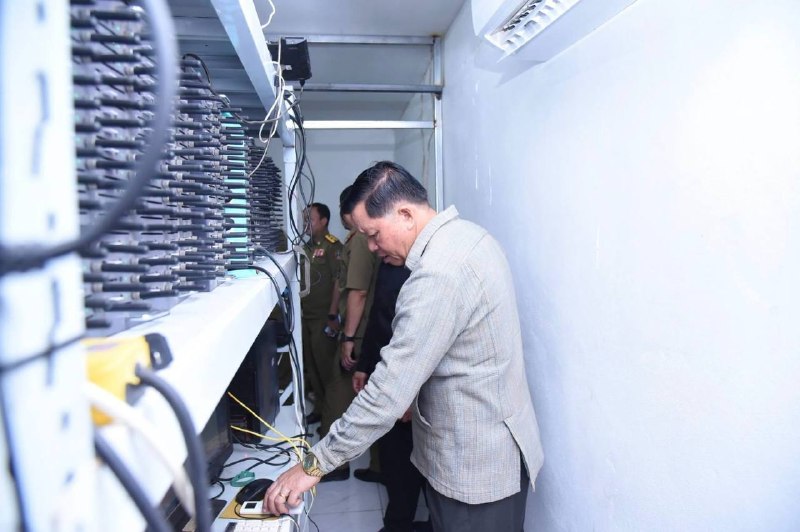 万象大事件：万象两大电诈黑产窝点被捣毁 现场收缴大量卡池设备 老挝公安部长亲自带配图