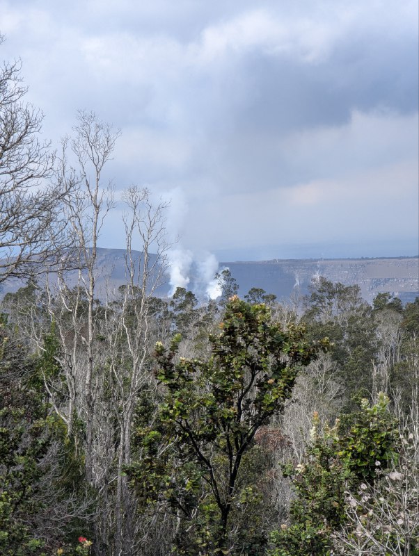 火山這兩天天氣不好，蹲了兩晚，所幸火山女神 Pele 送了一份離別禮，literally 在我即將離開的最後十分鐘裡看見了紅光