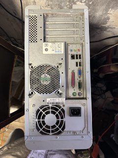 #出售 #电子垃圾 #廉政机箱 #阿姨云仓 联系 403 Forbidden  价格 20 自提（邮寄运费自理）古董联想品牌机，Celeron 420 + 512M，开关与 reset 按键坏，能亮机，其他未测，当廉政机箱出，有改造意愿的群友可以收回去折腾。推荐上海线下自提，线下自提优先提供螺丝未丢失的机器。坐标位于上海普陀区，可在山手線四号线环内任意浦西站点以及桃浦路 - 祁连山南路（淞虹路） - 仙霞路 - 凯旋路圈内的任意地铁站点进行站外交货。可邮寄，但是比较重，推荐发邮政普通包裹，包装只能尽力，无法