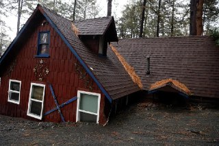 冬季风暴引发美国加州多起自然灾害持续多日的冬季风暴影响美国加利福尼亚州，连续高强度降雨引发多起山洪、泥石流和城市内涝灾害，目前已致至少四人死亡，多条高速公路交通中断。新华社报道，截至星期五（12月26日）中午，洛杉矶市中心地区连续五天降雨量已达到95.5毫米，而根据历史记录测算，当地12月整月平均降雨量只有63毫米。降雨强度最大的地方在洛杉矶周边山区，最多处仅24日一天，降雨量就达到280.4毫米。25日，洛杉矶周边山区报告发生多起泥石流灾害，其中最严重的一起在洛杉矶东北70公里处的赖特伍德（Wrightw