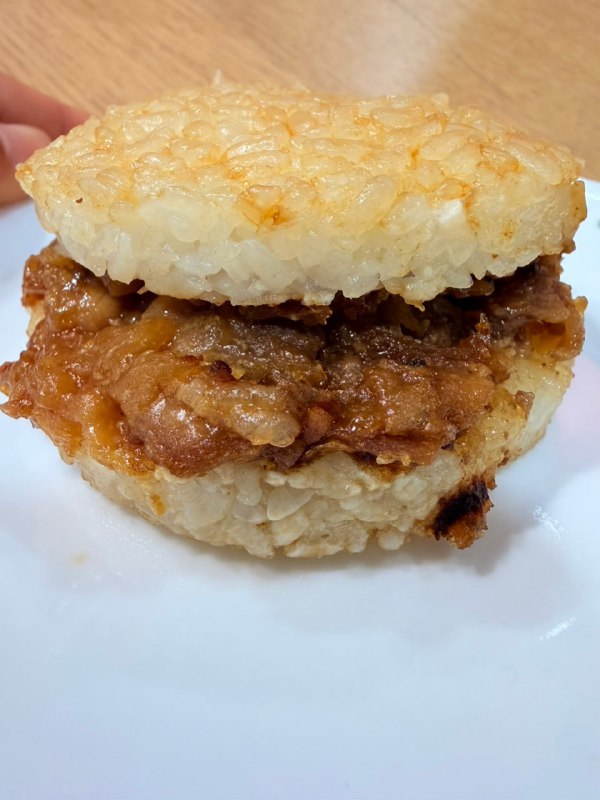 【Costco限時優惠速報】  限時狂折$100‼️老協珍 冷凍壽喜燒豬肉米漢堡🔥 驚喜特價：$399元 (原價$499)⏰ 優惠期間：3/16 (一) ～ 4/12 (日) 📦 份量：195公克 x 10入🛒線上同步優惠折100元‼️，點一點立馬送到家