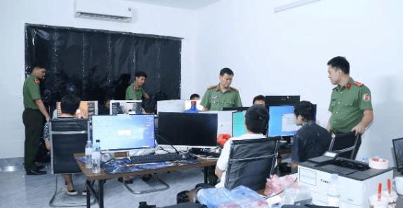 东南亚华人大事件：北宁省警方捣毁针对法国公民的跨国诈骗窝点 11名外籍嫌疑人落网 近日配图