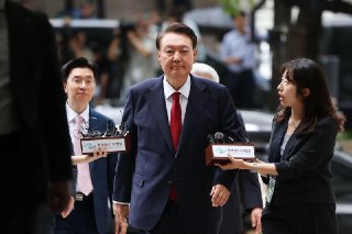 韩国前总统尹锡悦拒出庭作证遭罚款并签拘传令韩国法院对拒绝出庭作证的前总统尹锡悦处以罚款，并签发了拘传令。韩联社报道，首尔中央地方法院刑事审判第33合议庭星期二（11月11日）开庭审理前国务总理韩悳洙涉嫌协助内乱头目刑案。法院此前曾要求尹锡悦和前国防部长官金龙显出庭作证，但两人均于10日提交情况说明并缺席庭审。法院经审查认为，两人拒绝出庭的理由不构成正当理由，因此对他们分别处以500万韩元（约4400新元）的罚款，并签发了拘传令。法院已排定于11月19日下午2时和4时，分别再次传唤金龙显和尹锡悦进行证人询问。