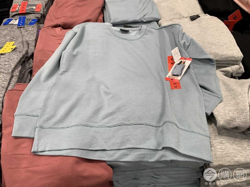 Costco新上架的圓領長袖上衣，寬版的設計，手感柔軟，有3種顏色，有S~XL的尺寸，價格非常便宜新商品情報連結 