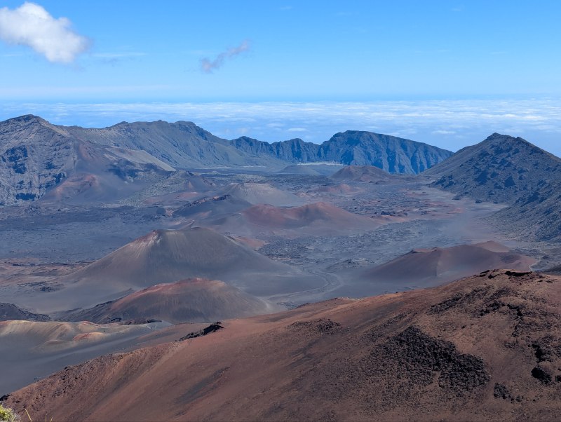 太多樣化了，我不是在海邊嗎，怎麼突然給我幹到了海拔 3000 米（此時已經能看見只生長在夏威夷海拔 2100 米以上的瀕危植物銀劍（Argyroxiphium sandwicense）