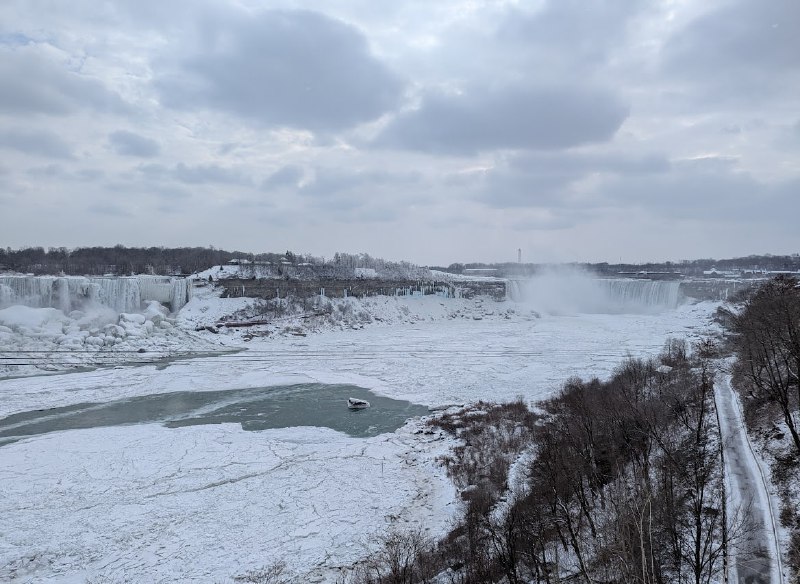 Frozen Falls!& Niagara College Teaching Winery最右這款叫 Scholar 的小甜冰酒好好喝，Niagara 的酒莊果然得多嘗幾家