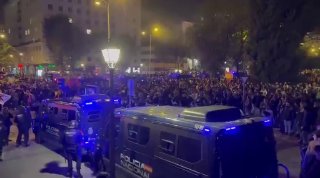 יותר מ-1000 בני אדם התאספו מחוץ לבניין משרד התחבורה הספרדי במדריד, בדרישה להטיל על הרשויות אחריות על תאונת…