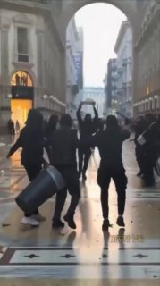 איטליה: בוזזים גנבו קופסת גלידה במהלך הפגנות. מפגין חזר הביתה עם קינוח במקום רק להפגין.