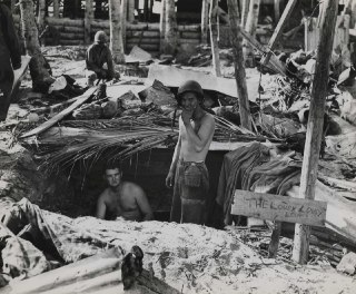 美国基地，塔拉瓦，吉尔伯特群岛，1943年11月；注意标志牌“烂透了的休息室”