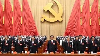 全球妇女峰会召开 习近平呼吁拓宽妇女参政渠道中国领导人习近平在全球妇女峰会上呼吁拓宽女性参政渠道，然而这一表态与其治下女性在中国政治高层中代表性持续萎缩的现实形成鲜明对比。在北京与联合国共同举办的峰会上，习近平宣称中国妇女发挥着“半边天”作用。但批评者指出，在其第三任期内，中共中央政治局24名委员中首次无女性成员，最高权力核心——政治局常委会历史上也从未有过女性，这与官方言论严重脱节。联合国等国际机构已对中国高层缺乏女性代表表示担忧。与此同时，中国当局近年来转而强调女性的传统家庭角色以应对人口危机，并持续打