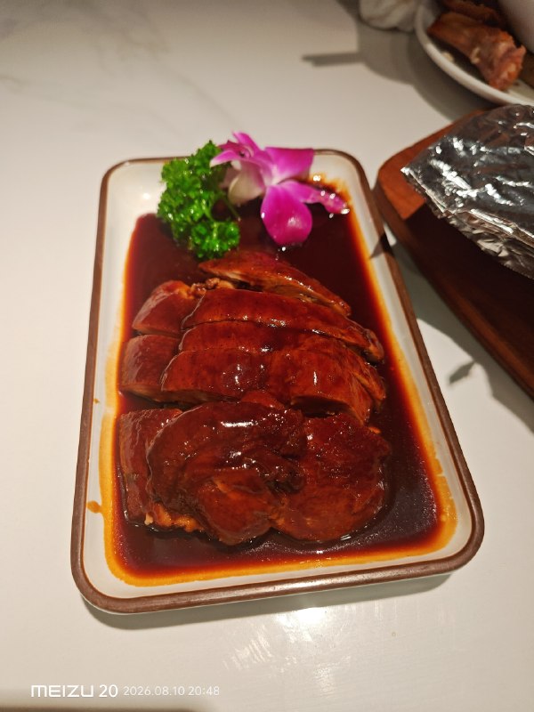#食 晚餐：三玛璐酒楼 (汉口路店) - 上海小排（例份 78CNY）：酸甜口，分量偏小，7.8/10 - 铁板鲈鱼（68CNY）：咸口，带一点甜味，鱼类似于蒸的做法，但是味道入的不是很透，可以沾着里面的汁吃，8/10 - 本帮酱鸭（36CNY）：一般，水多了，6/10 - 发财鱼肚羹：做法很有意思，有点接近糊糊的口感，但是没有那么粘稠，鱼肚（我不太确定，太小了）还行，8/10评分为百分百主观看法，请勿参考