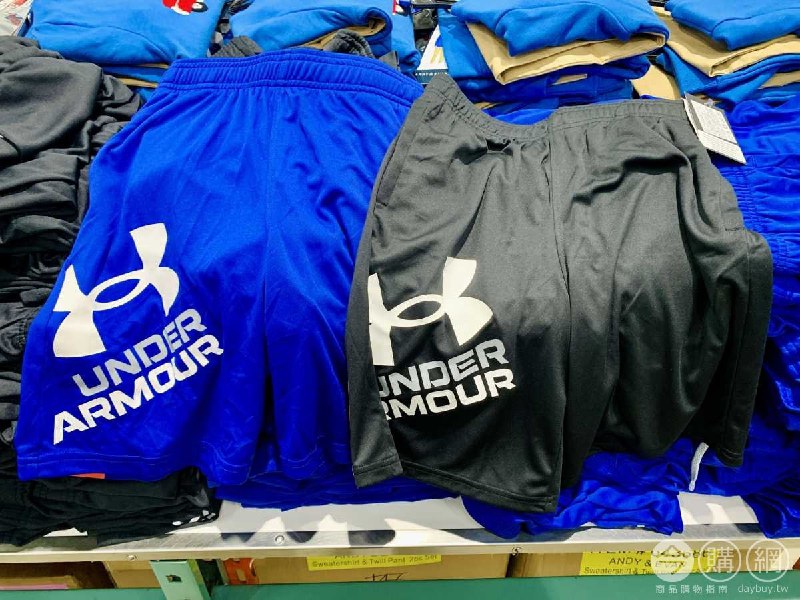 Costco新商品，UNDER ARMOUR 男童休閒短褲，觸感柔順，透氣舒適，兩側有口袋，使用吸濕快乾材質，適合各種運動休閒穿著