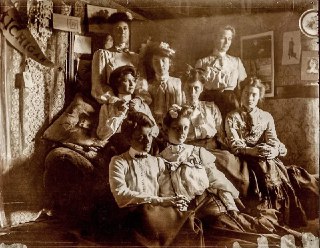 1890 年代，密歇根州，宿舍里的一群女学生