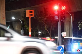 美国社交媒体最近兴起拍摄自己攀爬或悬挂在交通灯、路牌等设施上的风潮。陆路交通管理局提醒本地公众，勿把公路基础设施当成拍摄道具。 https://zb.sg/85mS