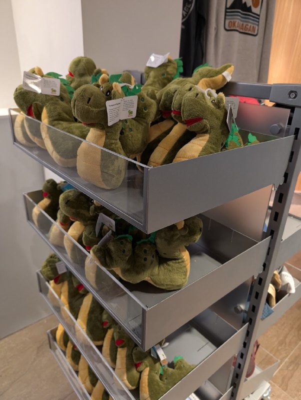 在機場禮品店看到了 Ogopogo 的布偶，才知道這隻 Okanagan 湖的水怪在北美屬於家喻戶曉級別的
