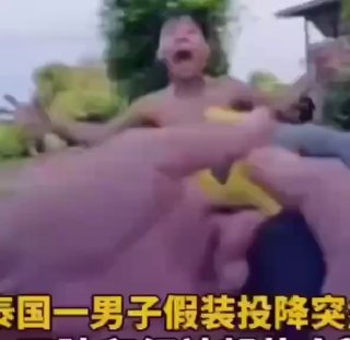 东南亚抓捕遣返线索：男子佯装投降 反常嘶吼爬行暴起扑向警员 遭电击枪击中抽搐倒地 近日泰配图