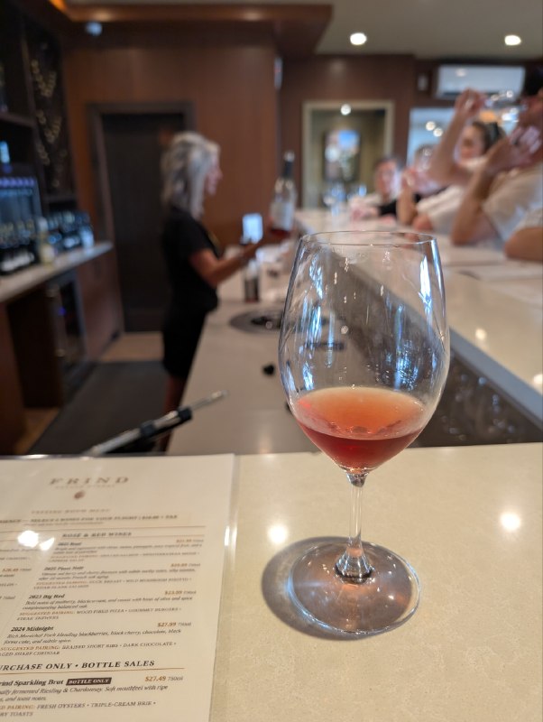 Kelowna 比預期中煙大，湖光山色沒了，但不妨礙 wine tour