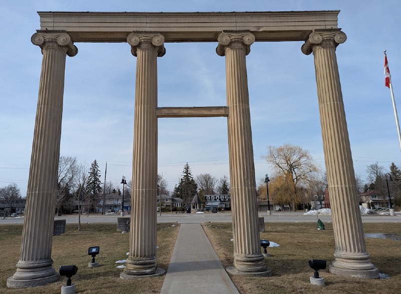 AGO 角落裡看見一件 Frances Loring 的浮雕作品，曾經嵌在舊 BMO 大樓上，隨著大樓拆除從此挪進美術館内