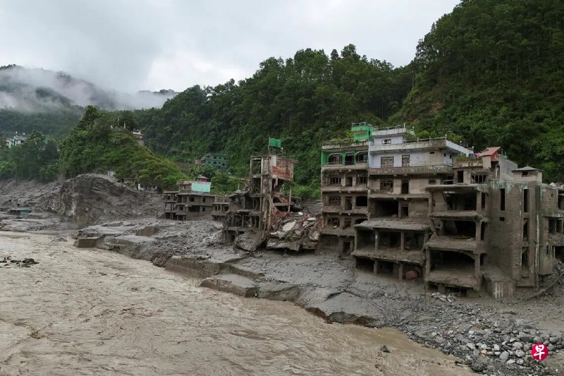 一家旅行社周四告诉法新社，一个47人的团队在尼泊尔与中国西藏喜马拉雅山脉边境地带周三爆发泥石流后下落不明，团队中包括两名新加坡人。