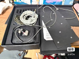 #出售 #电子产品 #HuFi #真正的音乐（ 联系 Linus L 价格 1720森海塞尔IE600入耳式耳机同学自用，成色如图，保守估计9新功能正常，箱说配件齐全，原盒可扫码激活，送一条3.5单晶铜镀银带麦线包正品，非偏远可包邮