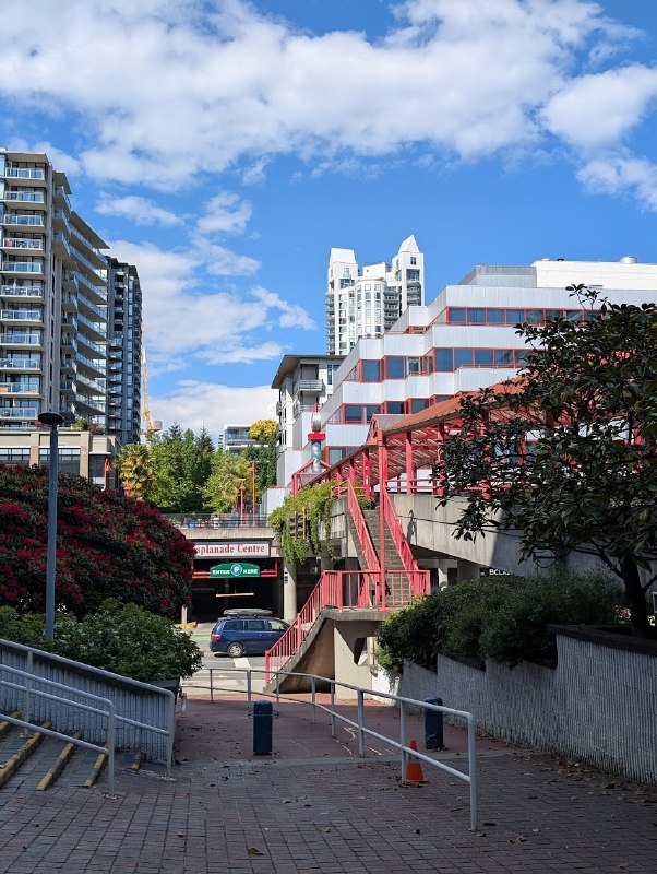 走出 The Shipyards，沿著公寓樓間的花園小徑一路爬坡上坎，當下就感嘆北溫的 vibe 完全就是重慶，我永遠喜愛山城